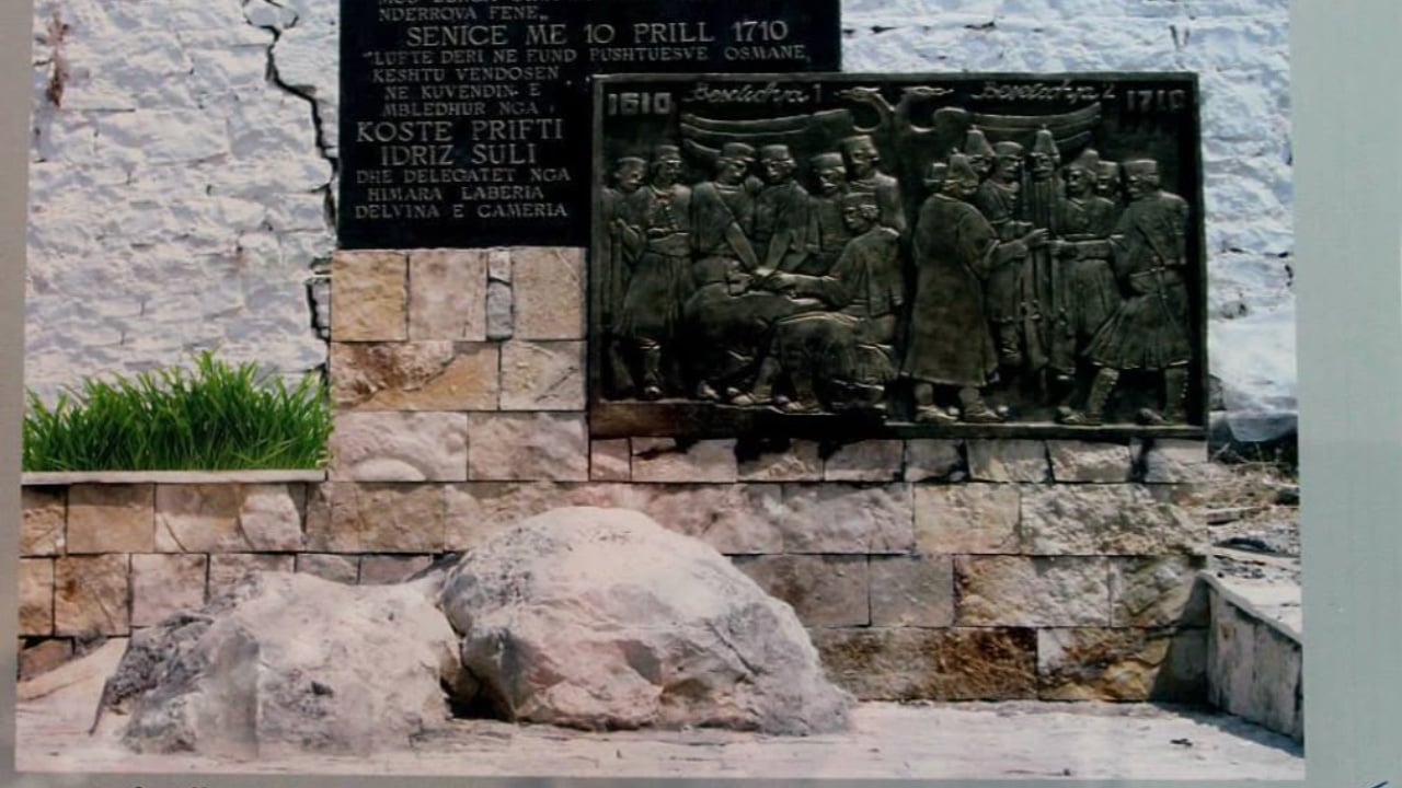 autoret-vjedhin-bronzin-demtohet-memoriali-i-beselidhjes-historike-te-senices-ne-delvine