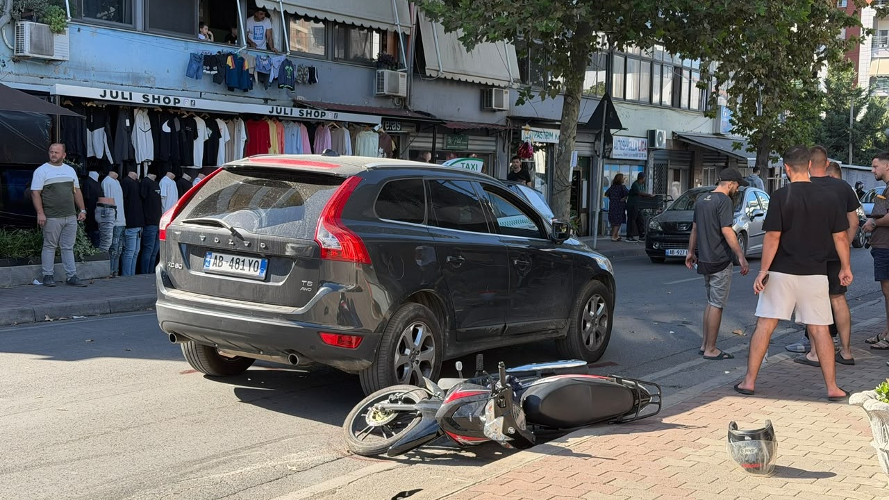 Aksident në zonën e Don Boskos  Makina përplas motorin  drejtuesi në gjendje të rëndë