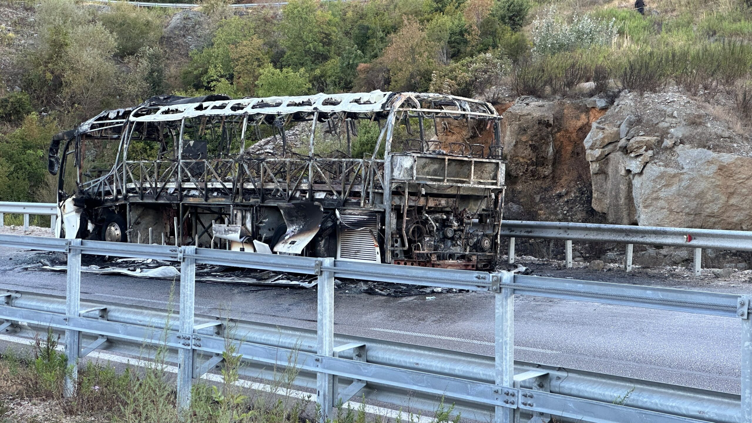 Zjarr pranë tunelit të Krrabës  flakët përfshijnë dhe djegin plotësisht një autobus
