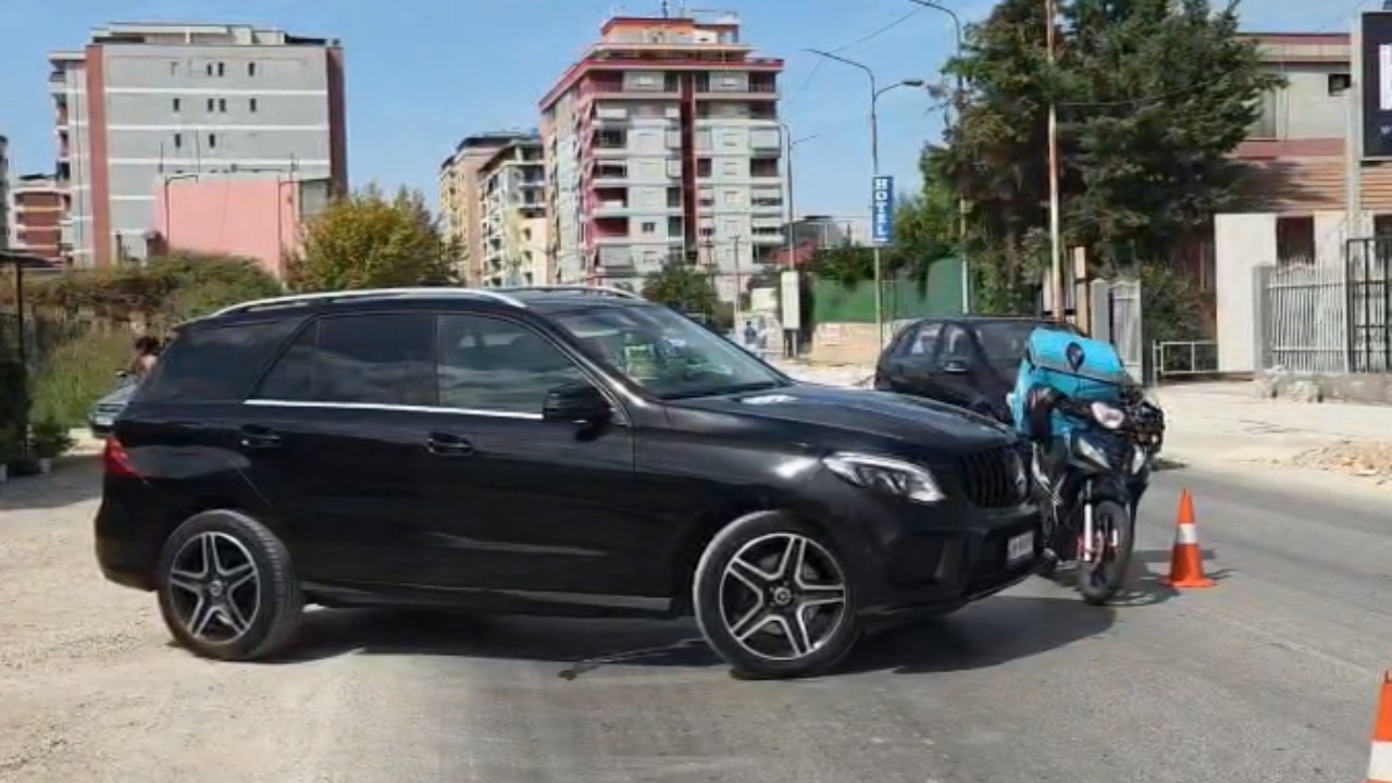 Aksident në Fier Patos  motoristi i picave mbetet i plagosur pasi u përplas nga një automjet