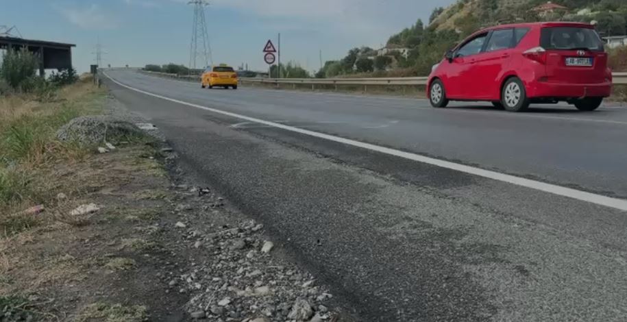 Aksident fatal në aksin Elbasan Peqin  makina përplas për vdekje këmbësoren