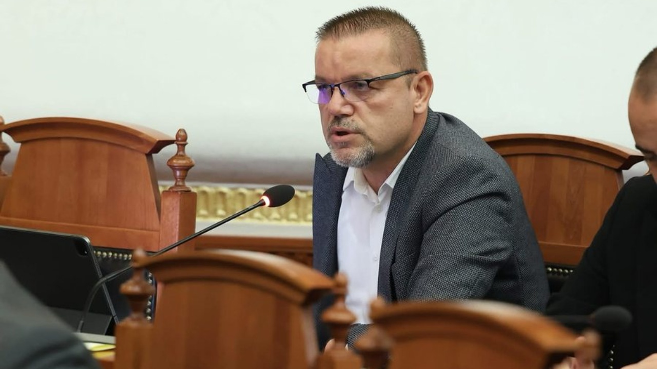 pas-arrestimeve-per-abuzim-me-fondet-ish-deputeti-alban-xhelili-emerohet-drejtor-i-postes-shqiptare-ne-durres