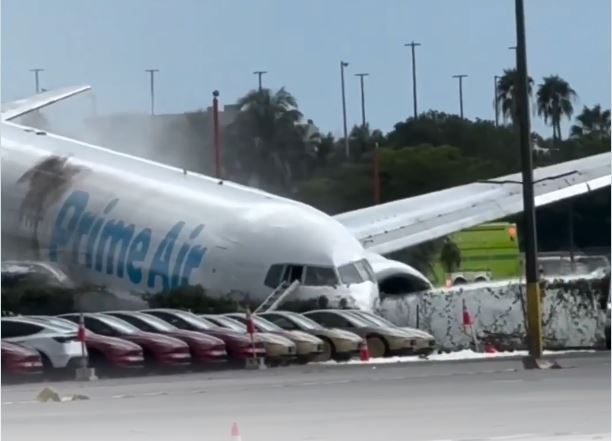 Thriller në aeroportin e Miamit/ Aeroplani i mallrave del nga pista dhe përplaset me automjetet, raportohet për të lënduar