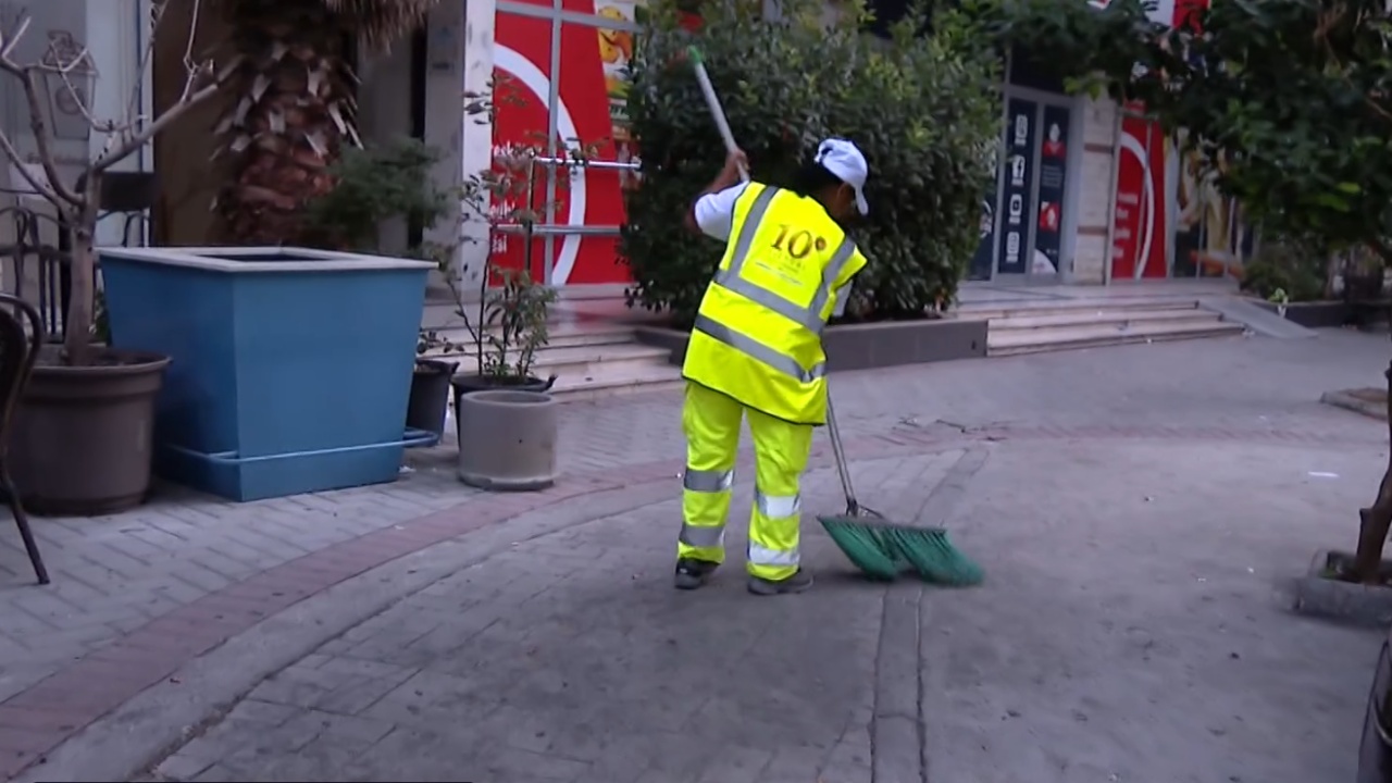 njerezit-qe-pastrojne-tiranen-flasin-ata-qe-punojne-kur-te-tjeret-flene-nuk-na-lodh-puna-por-sjellja-e-qytetareve