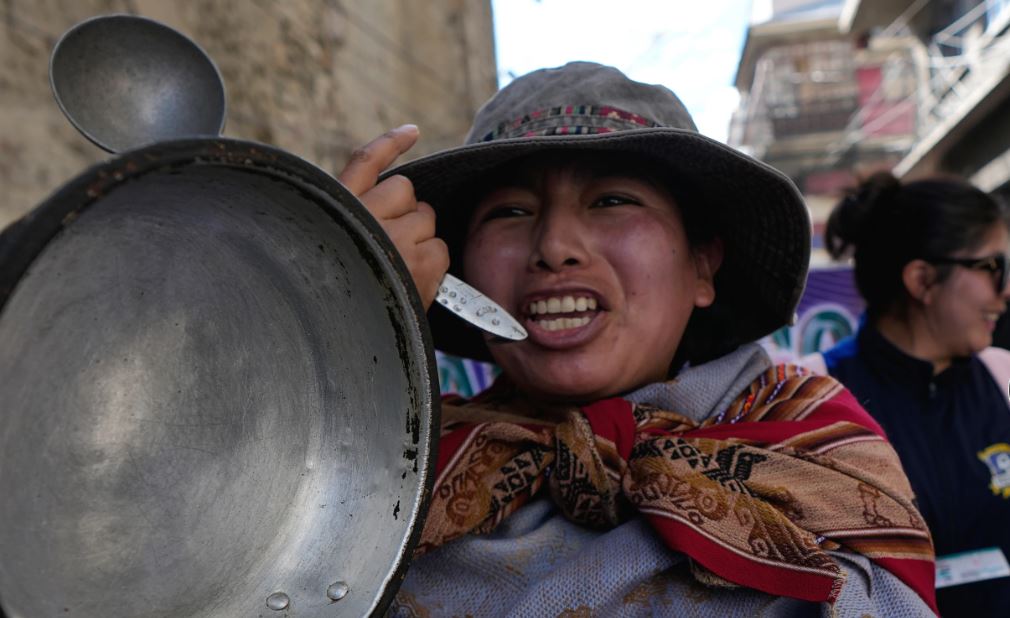 Bolivia miraton kredinë 1 9 miliardë dollarëshe nga FMN  Presidenti Paz heq subvencionet për naftën  sindikatat kërcënojnë me protesta