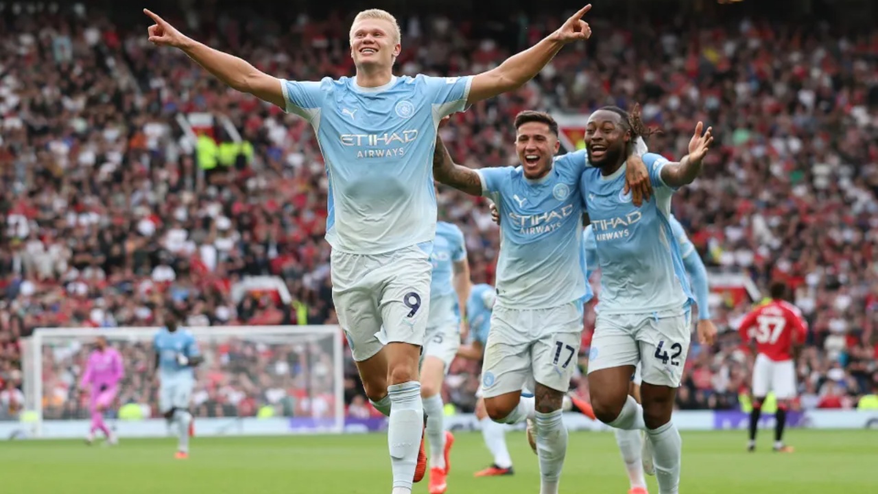 Mançesteri ngjyroset blu  City dominon me 10 lojtarë United dhe i bashkohet Arsenalit në krye me pikë të plota