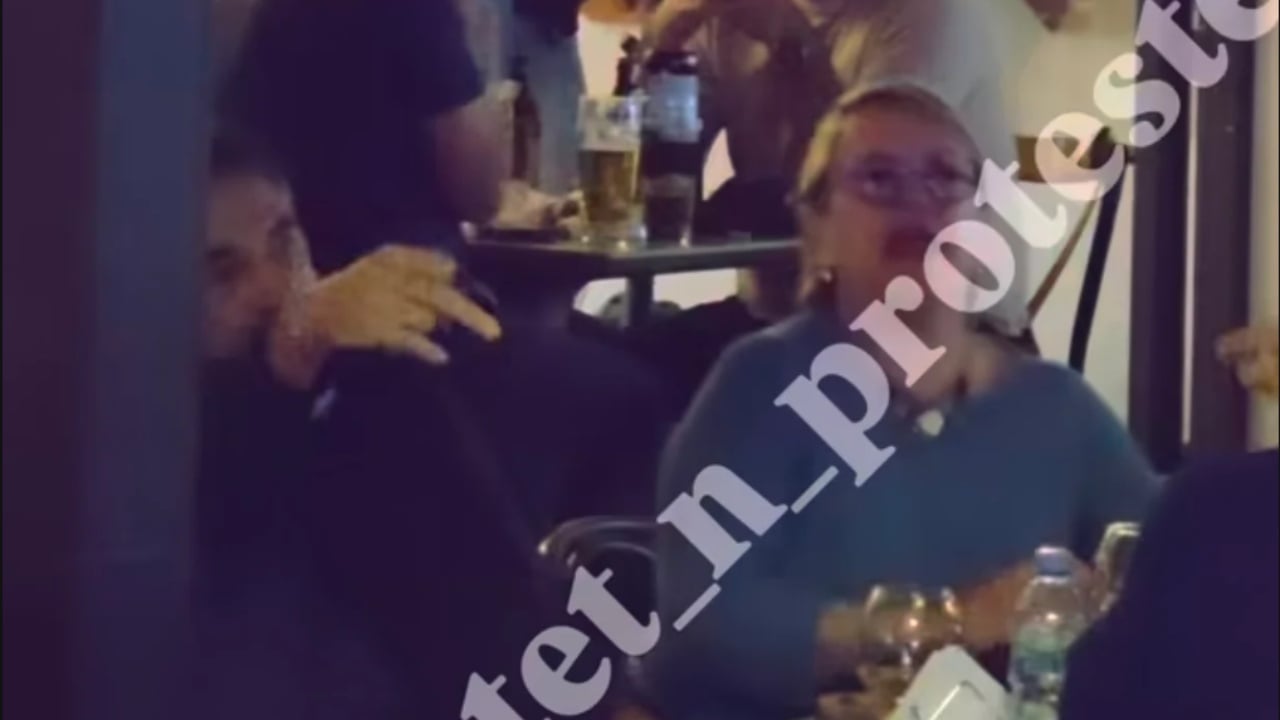 “Burg, burg”, një grup protestuesish përplasen me Çuçin dhe bashkëshorten në kafene, si përgjigjet deputeti i PS dhe Delina Fico