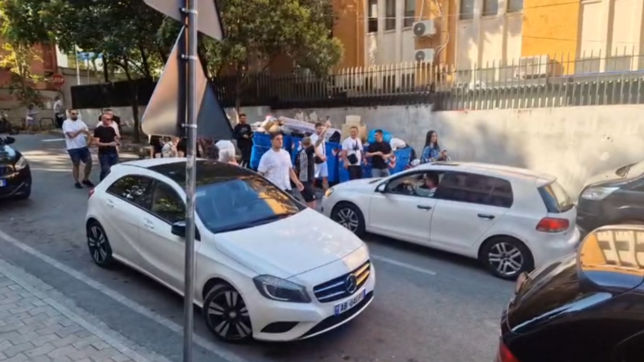  Lironi çunat    Mbështetësit e protestuesve të arrestuar mblidhen para Gjykatës Penale të Tiranës