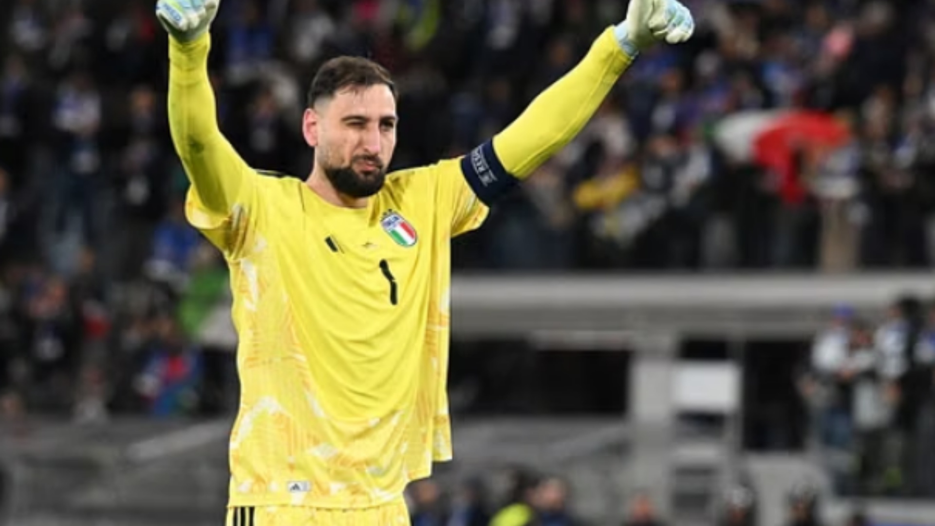 Italia nis epokën Mancini  Donnarumma  Të lumtur për rikthimin e tij  Përqafimi i trajnerit me Viallin  imazh që do ta ruaj gjithnjë