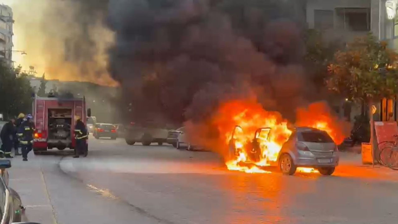 Përfshihet nga flakët makina në Elbasan  qytetarët vrapojnë të panikosur