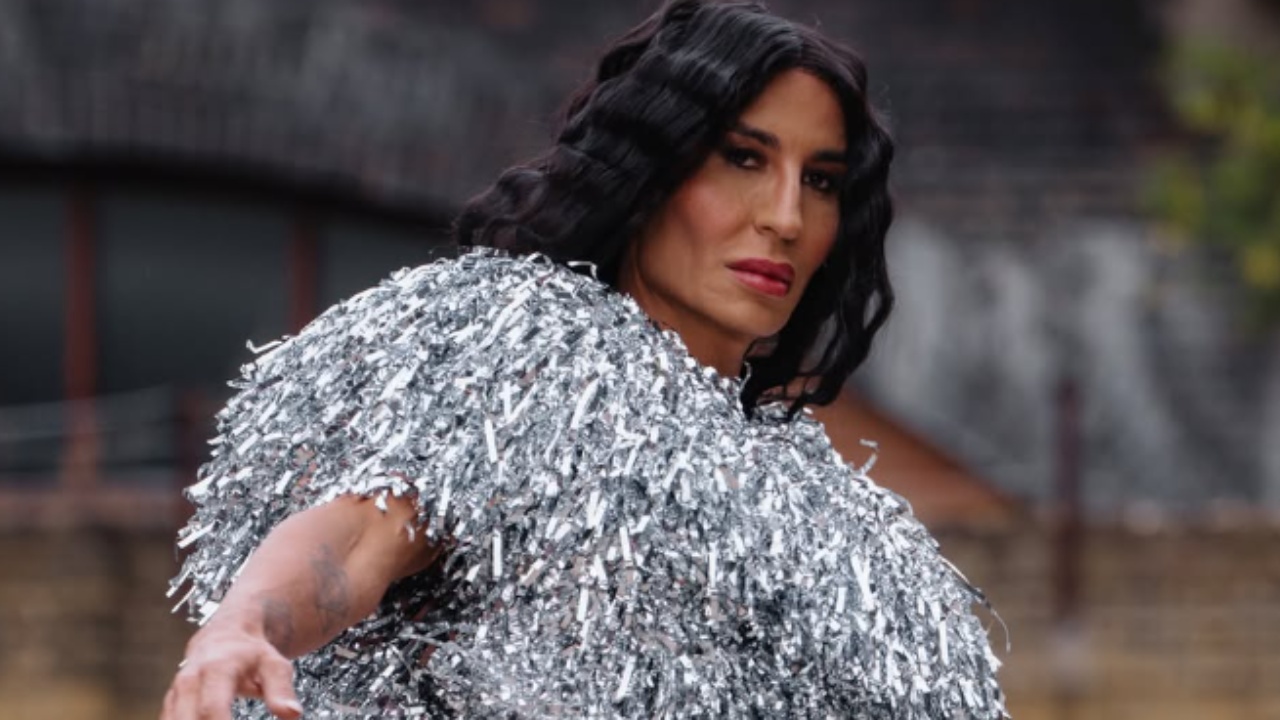 FOTOT  Elton Ilirjani shkëlqen në London Fashion Week  surprizon me daljen në argjend