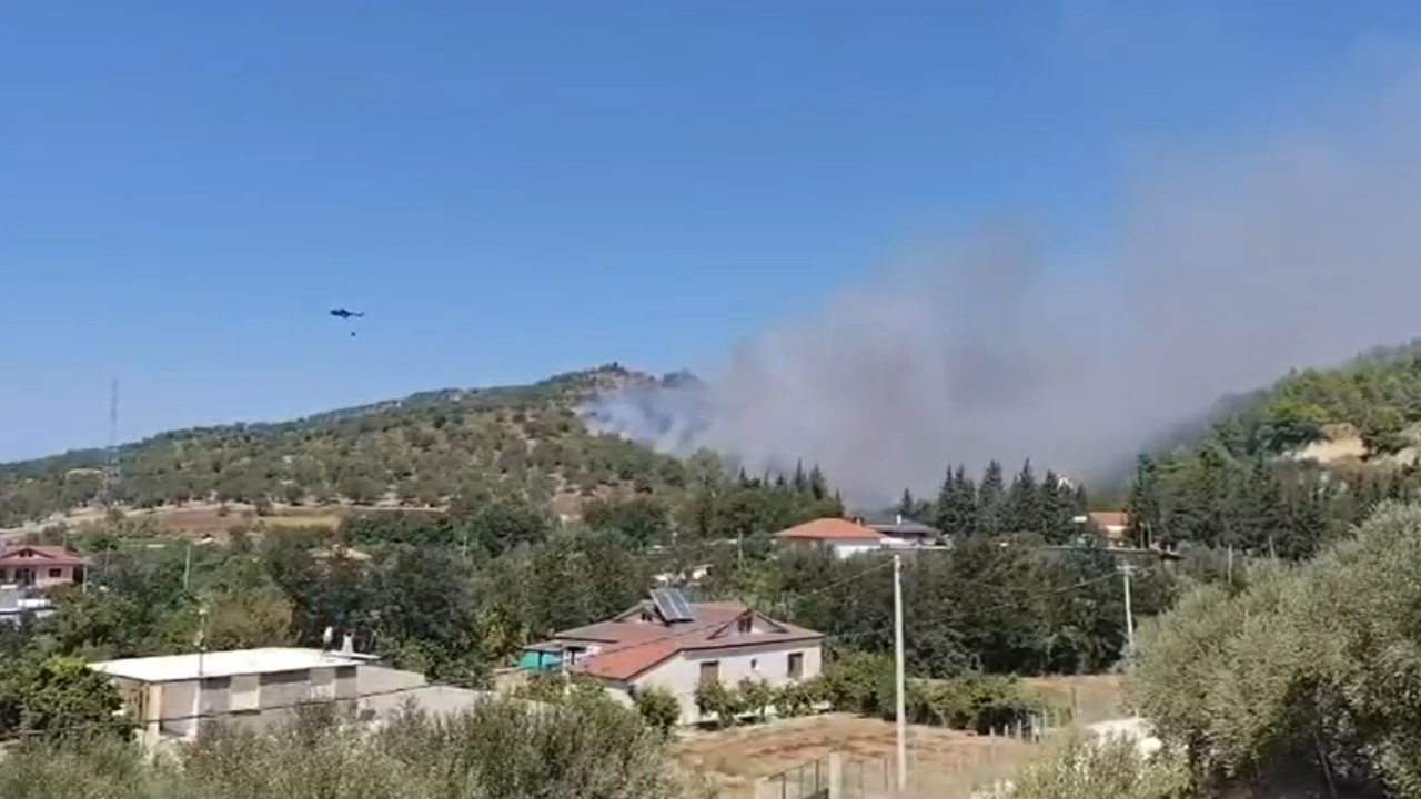 Situatë kritike me zjarrin në Fier, flakët në Frakull të Madhe i afrohen banesave