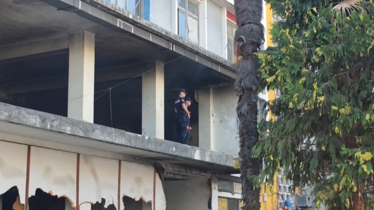 Zjarr në godinën ku ndodhen zyrat e Bashkisë Fier dhe selitë e PD e PL  ndërhyrja e zjarrfikësve parandalon përhapjen e flakëve