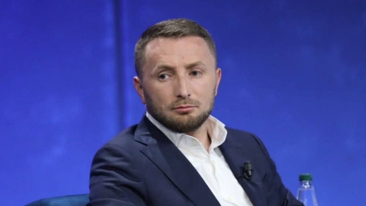 Ushtritë e tastierës përkundrejt interesit Kombëtar