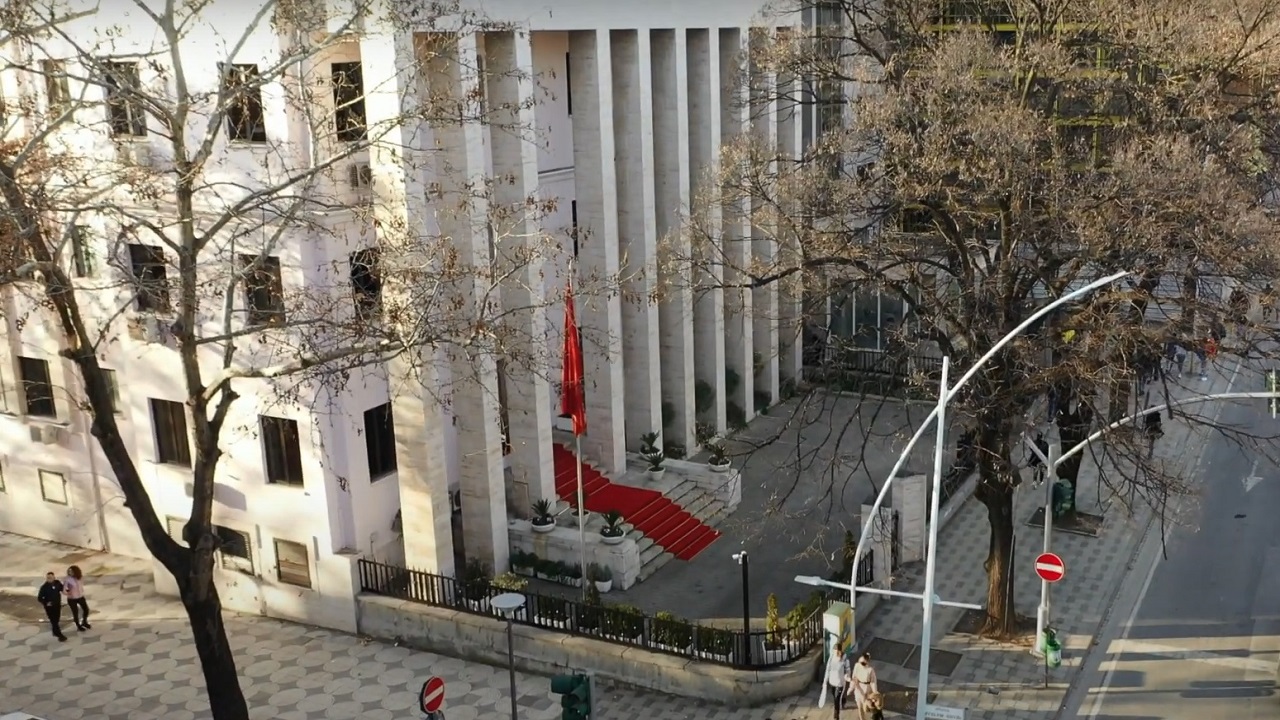 Bllokimi i pagave  reagon Gjykata e Lartë  Administrata nuk mund të mbajë koston e një situate që nuk e ka krijuar