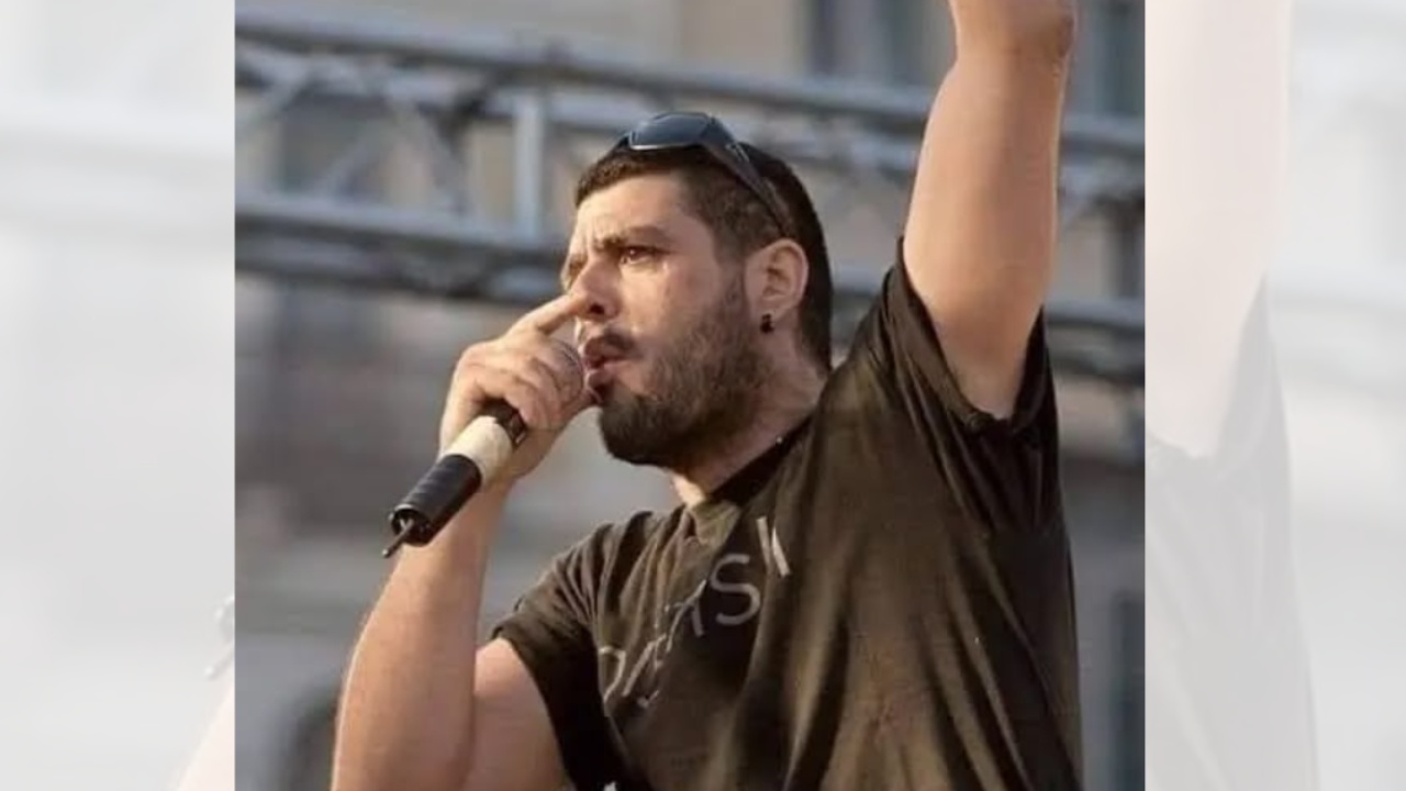 greqia-perkujton-sot-13-vjetorin-e-vrasjes-se-muzikantit-dhe-aktivistit-antifashist-pavlos-fyssas-tubime-dhe-marshime-ne-disa-qytete