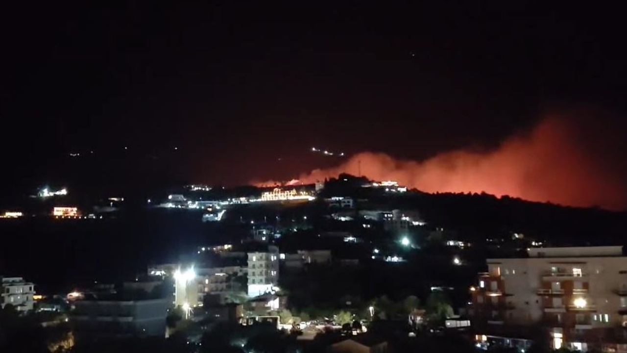 Zjarri përfshin edhe Himarën  flakët pranë banesave  kërkohet ndihmë e forcave zjarrfikëse nga bashkitë fqinje