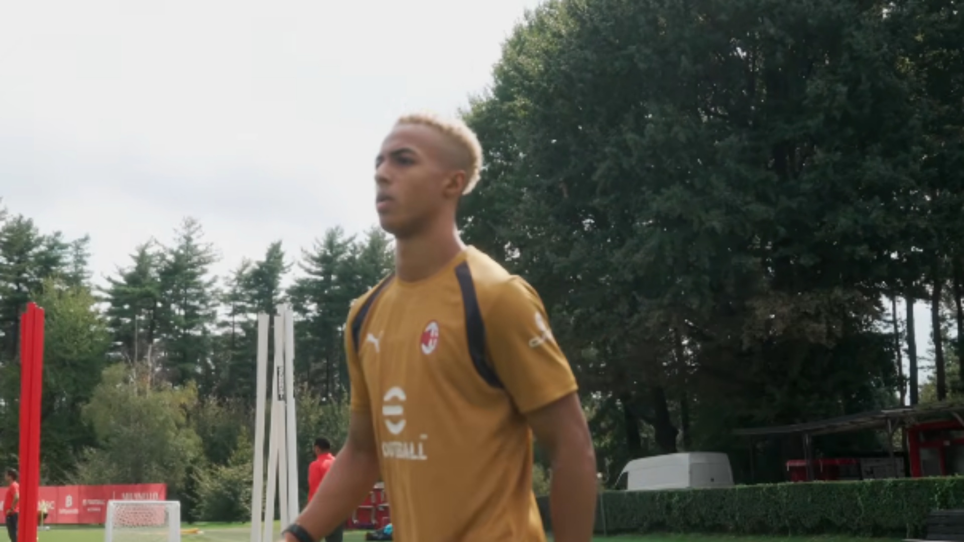 omari-hutchinson-prezantohet-milan-eshte-nje-enderr-amorim-kerkova-ndjese-sepse