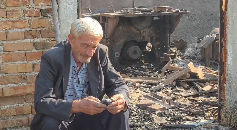  Ku të vete unë    I moshuari në Fier qëndron pranë pronës së shkrumbuar  kërkon më dëshpërim komisionin për vlerësimin e dëmeve