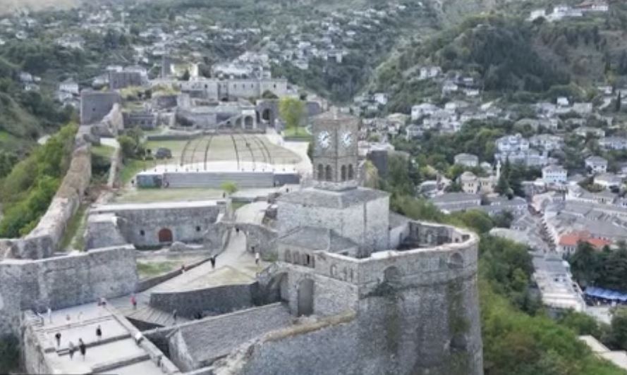 Piktura dhe Gjirokastra e gurtë  çelet ekspozita e piktorit Pëllumb Pucit në kalanë e qytetit