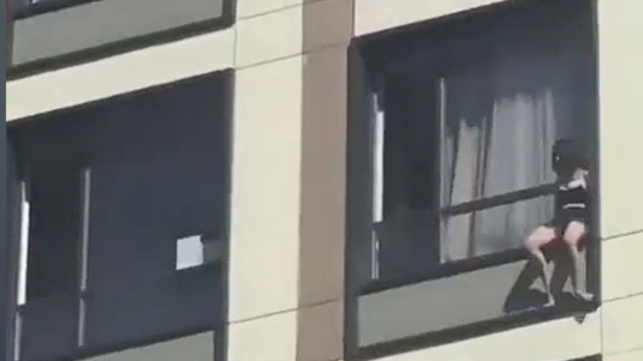 Video  27 vjeçarja ndërmerr aktin ekstrem  hidhet nga kati i 15 i pallatit  bie sipër karrocës me fëmijë