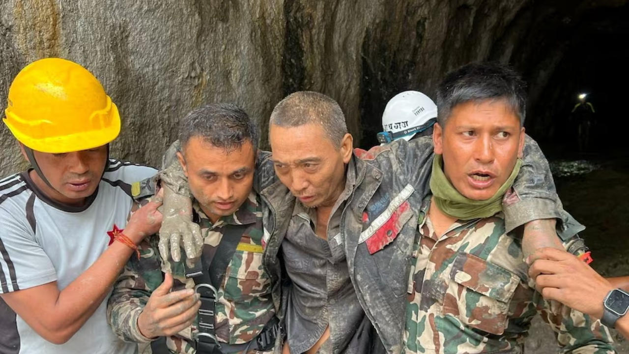 Pas 10 ditësh i bllokuar në tunel, shpëtohet i gjallë shtetasi kinez në Nepal, vijojnë kërkimet për qindra të zhdukur