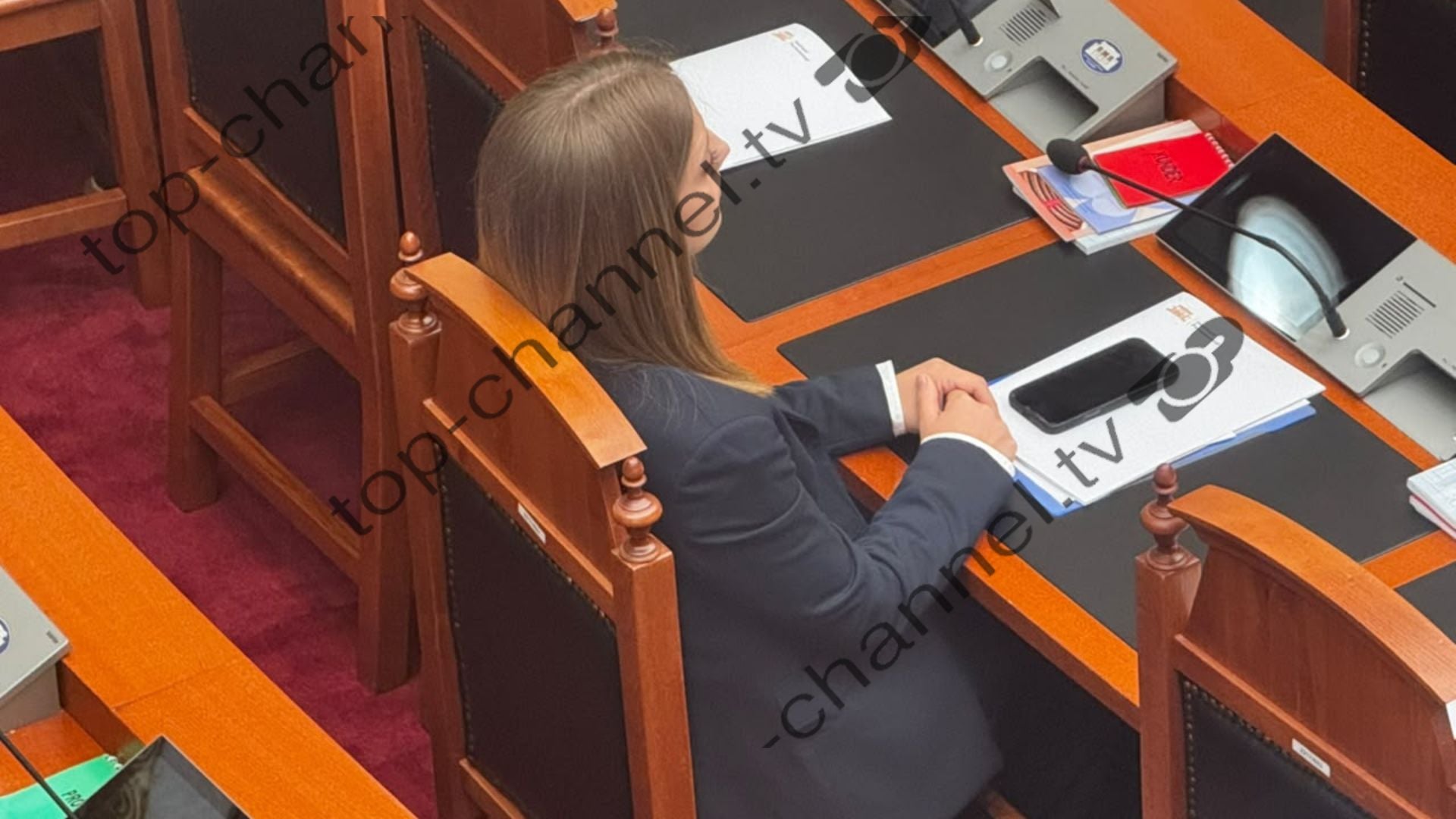 Foto  U largua nga PS  Marjana Koçeku ulet larg deputetëve të mazhorancës në Kuvend