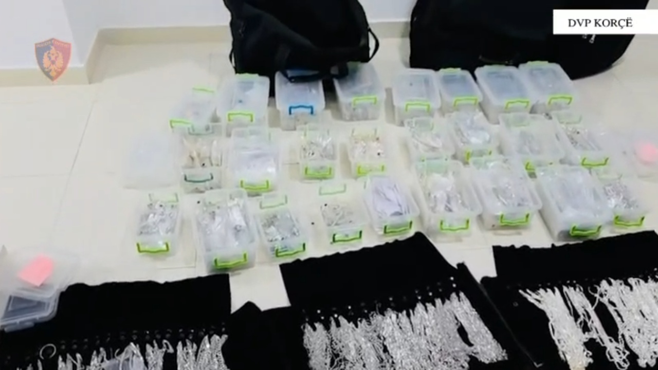 Shisnin bizhuteri argjendi të dyshuara të kontrabanduara  procedohen penalisht dy persona në Korçë  sekuestrohen 27 kg