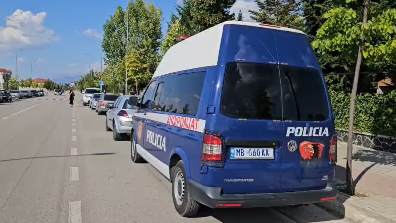 te-shtena-me-arme-zjarri-ne-korce-plagoset-nje-person-ne-unazen-e-qytetit-transportohet-me-urgjence-ne-spital