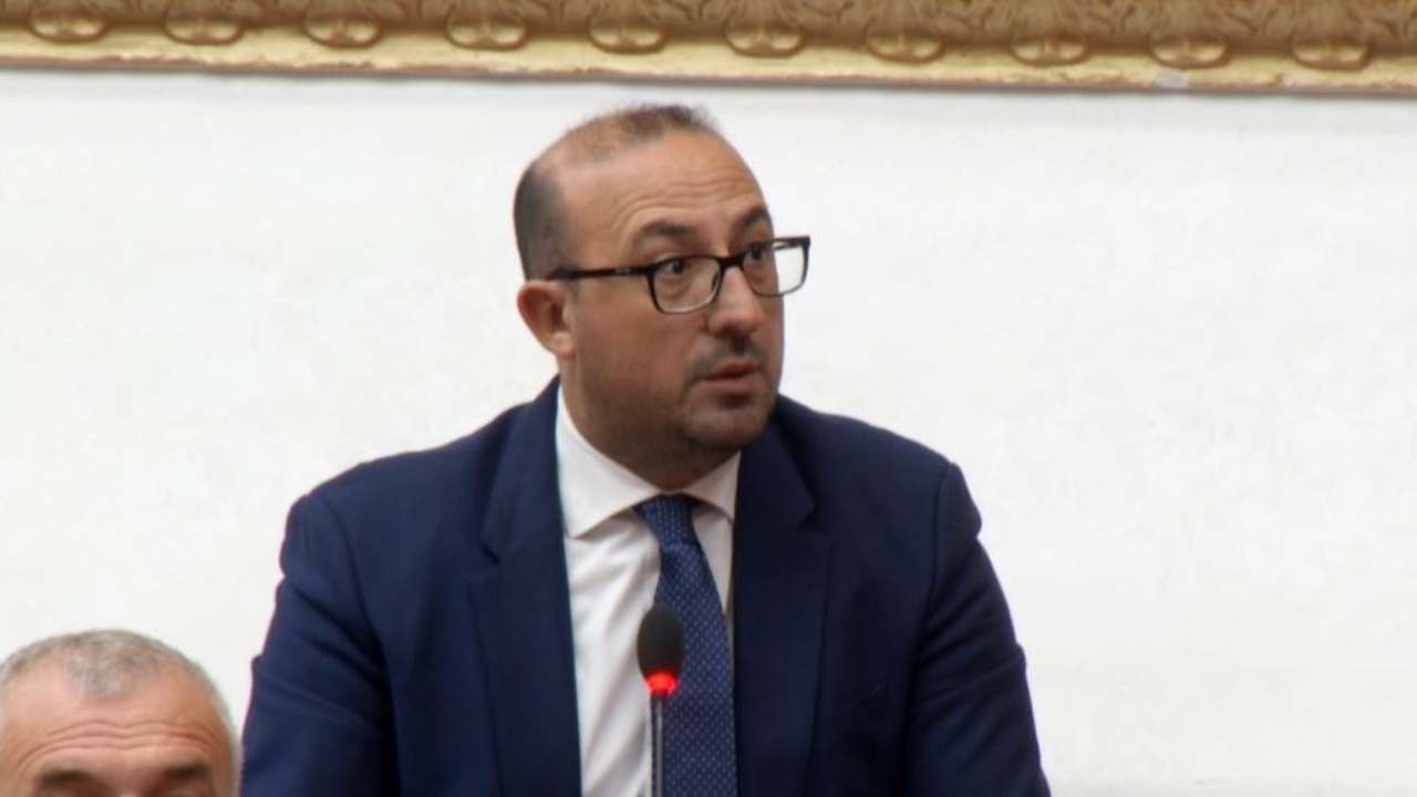  I kanë fikur llambat Parlamentit dhe Qeverisë   Korreshi  Ku është Presidenti 