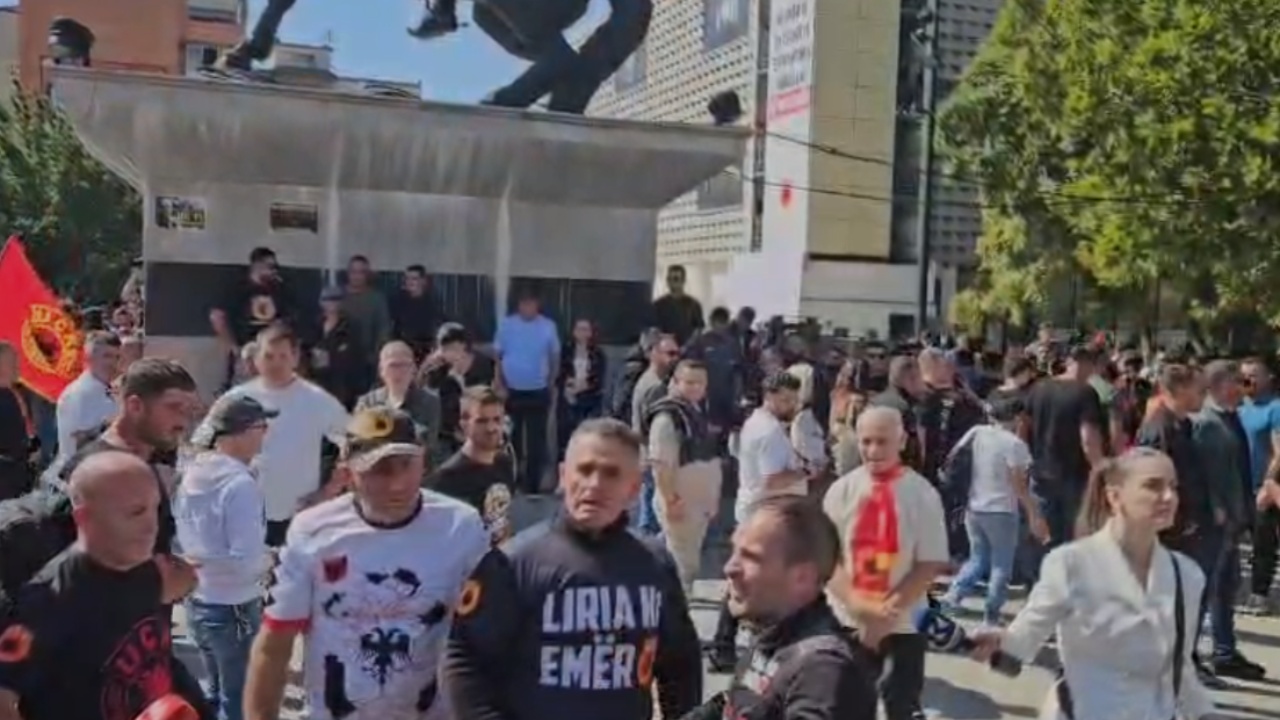 Vendimi i gjykatës së Hagës, qytetarët shprehin revoltë në Prishtinë: Nuk ia vlen të jetosh kur vendi yt shkatërrohet! Dëgjohen krisma armësh
