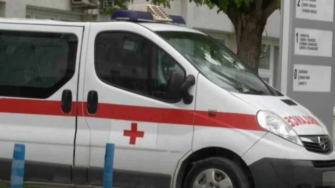 Gruaja 7 muajshe shtatzënë humbi jetën gjatë transportit drejt Tiranës, nisin hetimet ndaj 3 mjekëve të maternitetit të Pogradecit