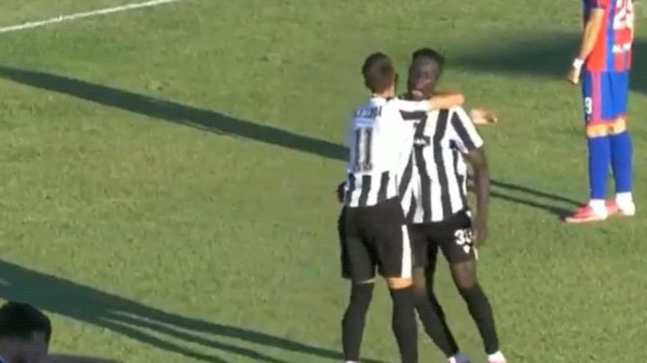 kaos-ne-kurbin-vllaznia-mbetet-me-10-lojtare-arbitri-zbraz-stadiumin-laci-perfiton-dhe-merr-3-piket