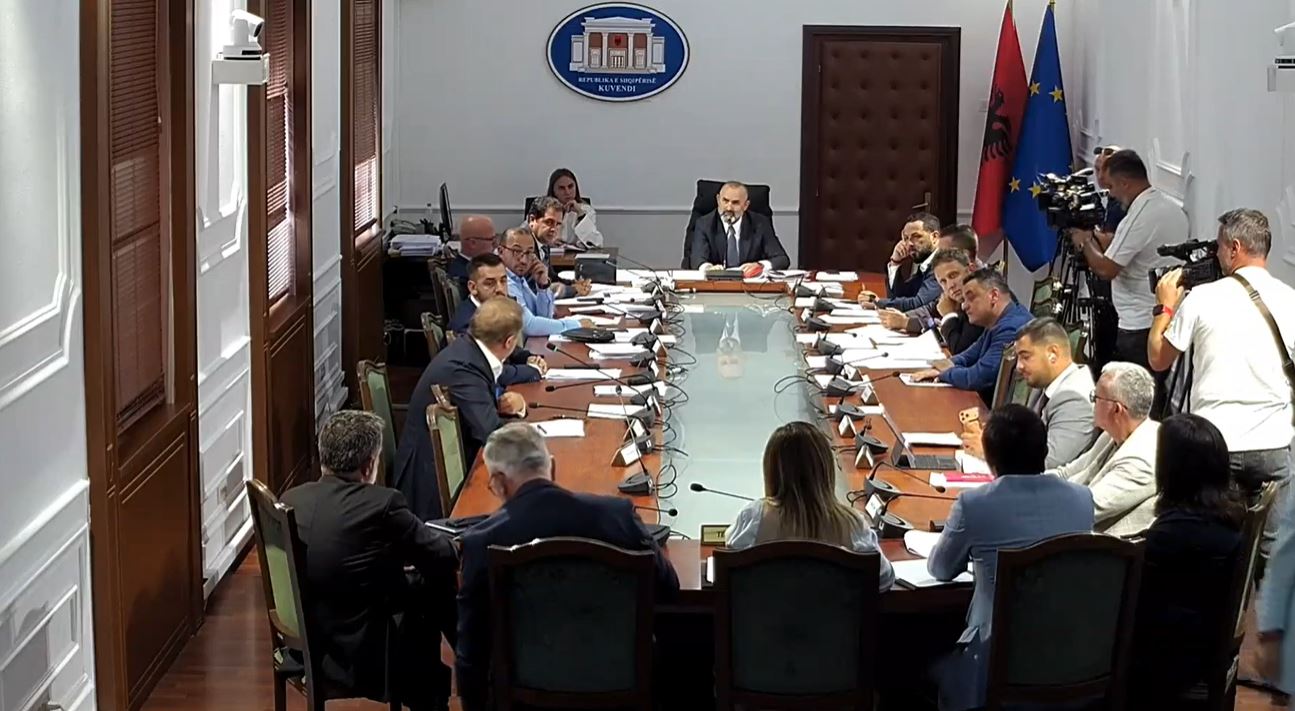 S’bindet Komisioni ‘Manja’ nga argumentet e institucioneve të drejtësisë, ‘Ligjet’ çojnë në Kuvend projektligjin e pagave të magjistratëve