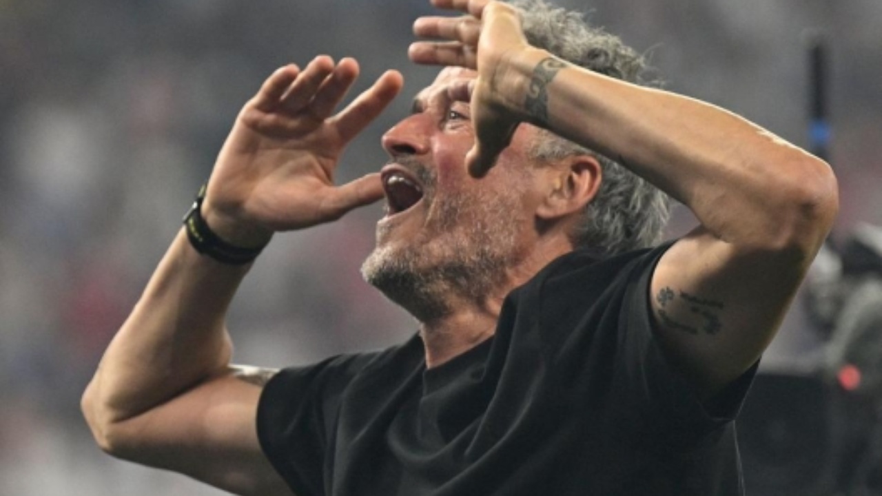Luis Enrique  thumbon  Mourinhon  ja kujt ia jep Topin e Artë