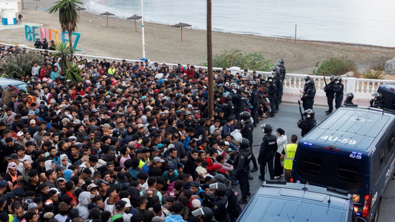 VIDEO/ Ceuta “zien” sërish nga trazirat e emigrantëve të paligjshëm, mijëra persona dynden drejt kampit të ri, ndërhyn policia