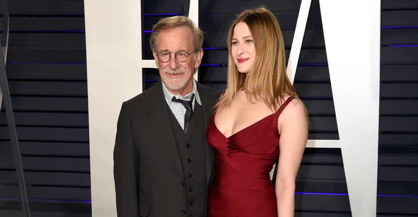 Vajza më e vogël e Steven Spielberg martohet  fustani romantik i nusërisë dhe puthja e çiftit në perëndim të diellit