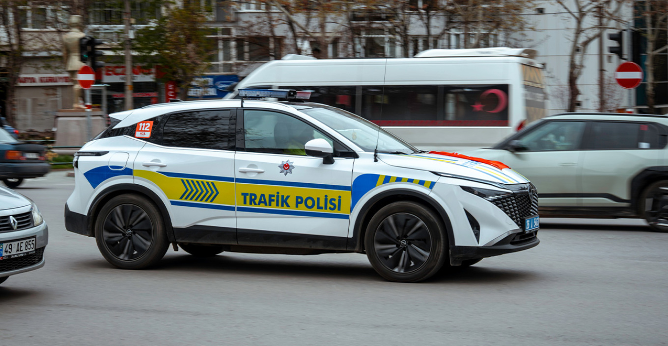 Tre të vrarë nga të shtënat me armë në një dyqan në Stamboll, arrestohet një i dyshuar