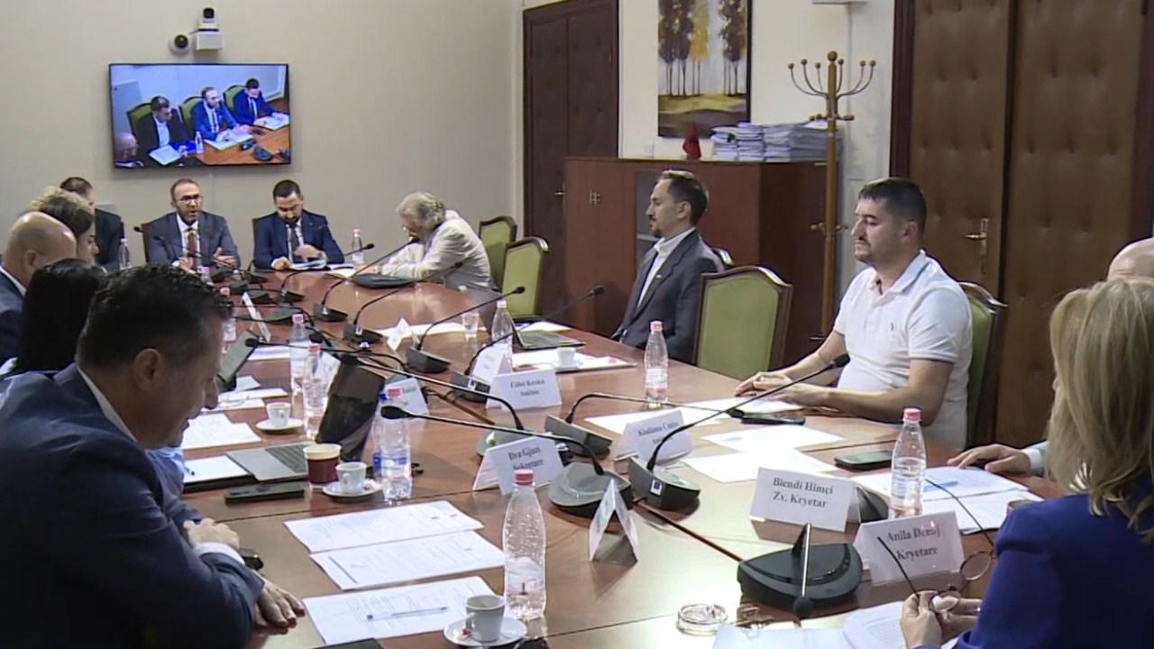 Debat për  Paketën e Maleve   Opozita denoncon abuzime me pronat  Denaj kërkon përmirësimin e ligjit
