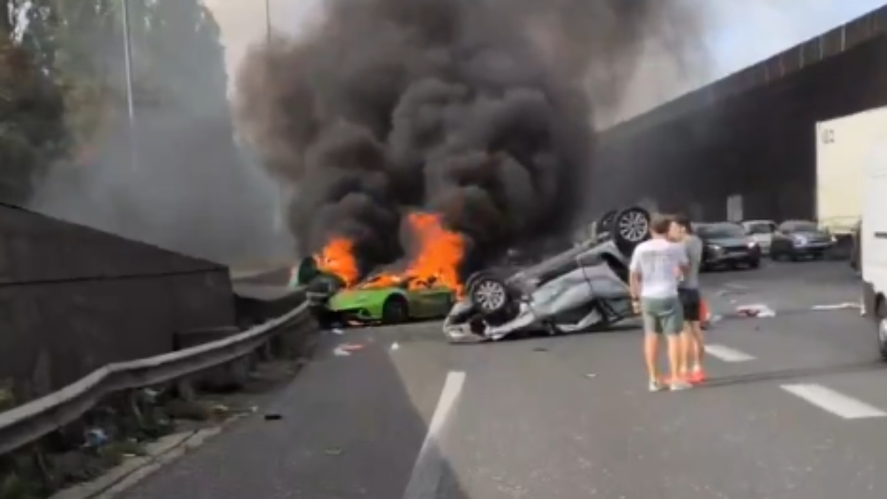 Video/ Aksident i frikshëm në Paris, ‘Lamborghini’ me 200 km përplaset me një makinë tjetër dhe shpërthen në flakë, humbin jetën dy persona