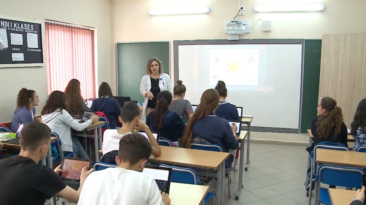 pas-shkolle-ne-408-shkolla-detyra-dhe-klube-deri-ne-oren-15-00-ekspertet-ngrene-pikepyetje-per-kushtet