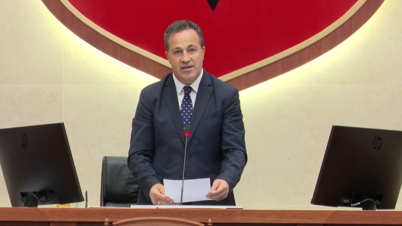 uck-i-ben-bashke-te-gjithe-ne-parlament-kuvendi-i-shqiperise-del-me-deklarate-te-perbashket-nuk-mund-te-barazohet-agresori-me-viktimen
