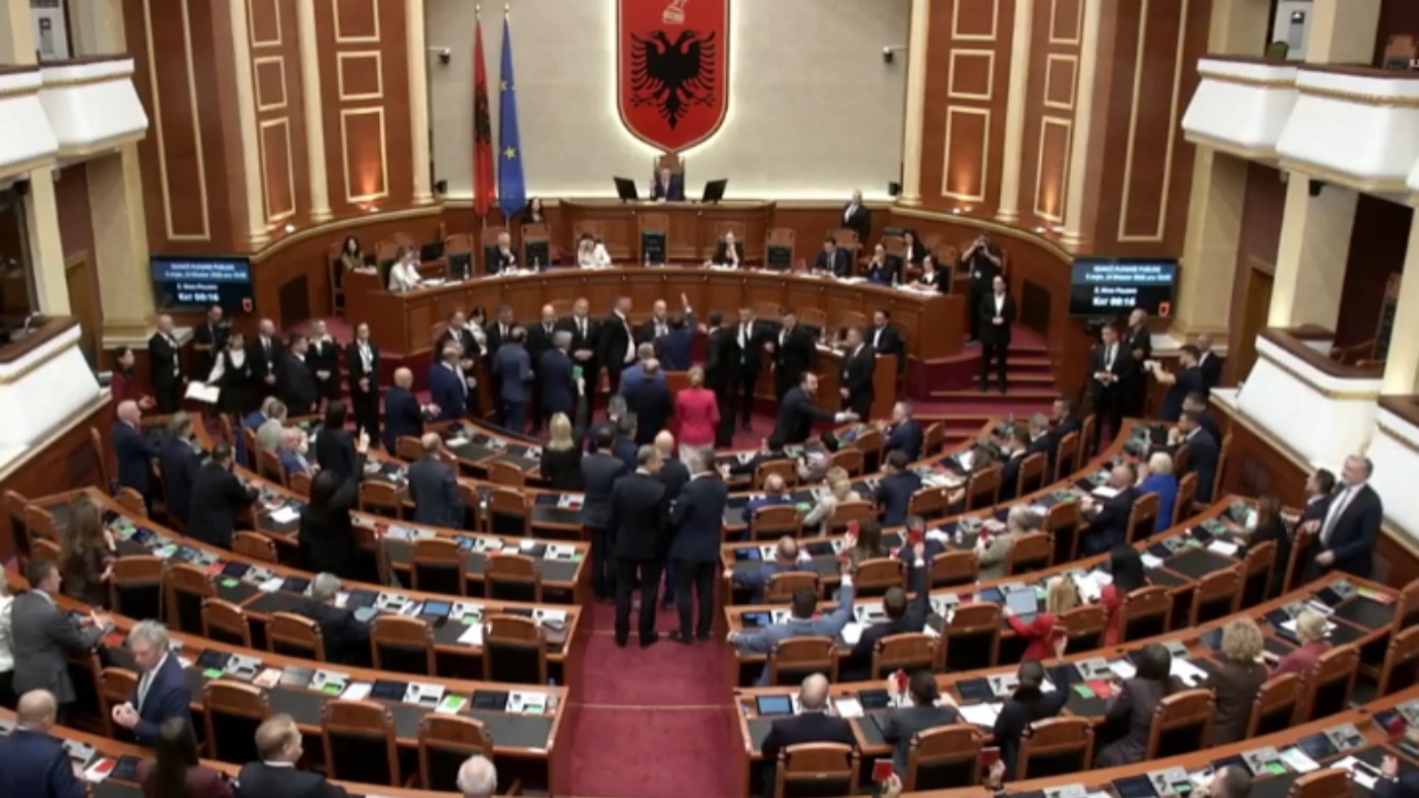 Rrëzohet kërkesa e PD për debat për çështjen e SHISH  demokratët protestojnë  bllokojnë foltoren