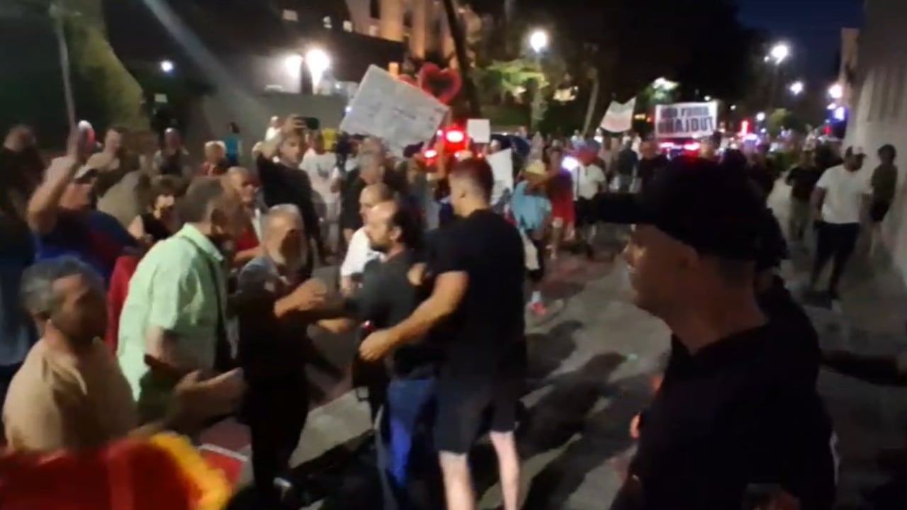 Përshkallëzon protesta, tubuesit kërkojnë të hyjnë në ambientet e Kryeministrisë. Policia “blindon” godinën