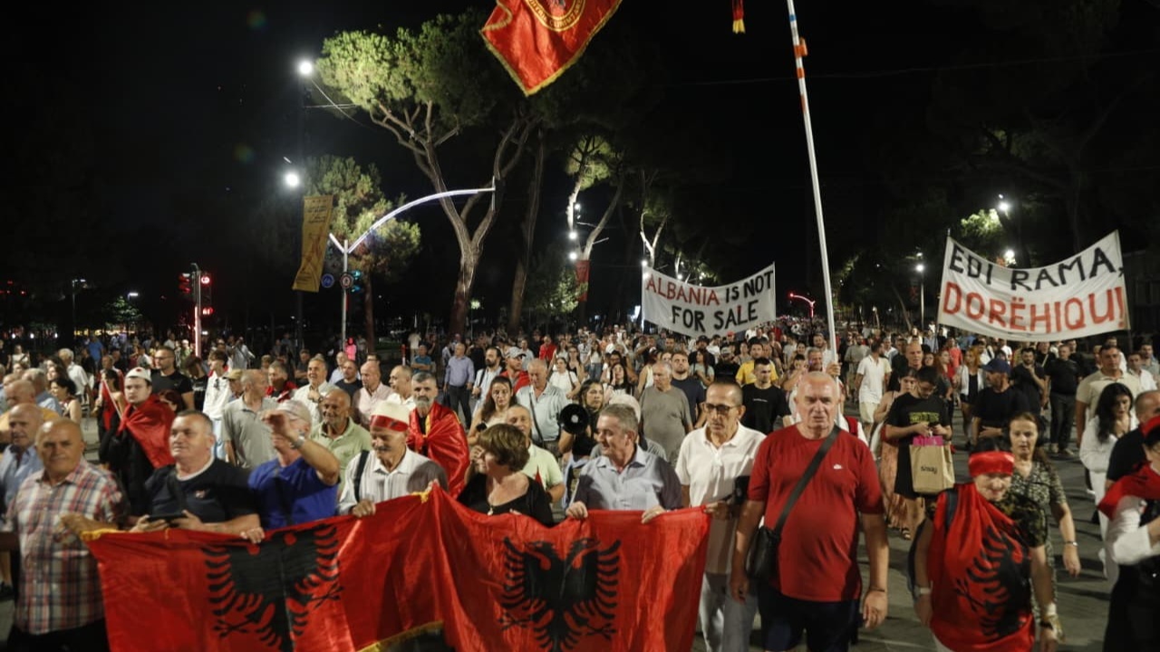  Është një padrejtësi bazuar në dëshmi të rreme   109 të ditë në shesh  protestuesit fjalime për vendimin e Hagës  Paralajmërojnë tubim nesër para Kuvendit