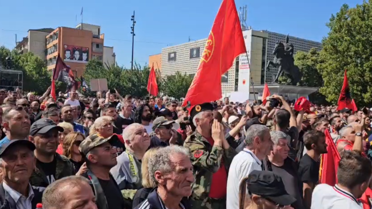 Ish-krerët e UÇK-së u dënuan me 81 vite total, lot dhe trishtim në sheshin “Skënderbeu” në Prishtinë