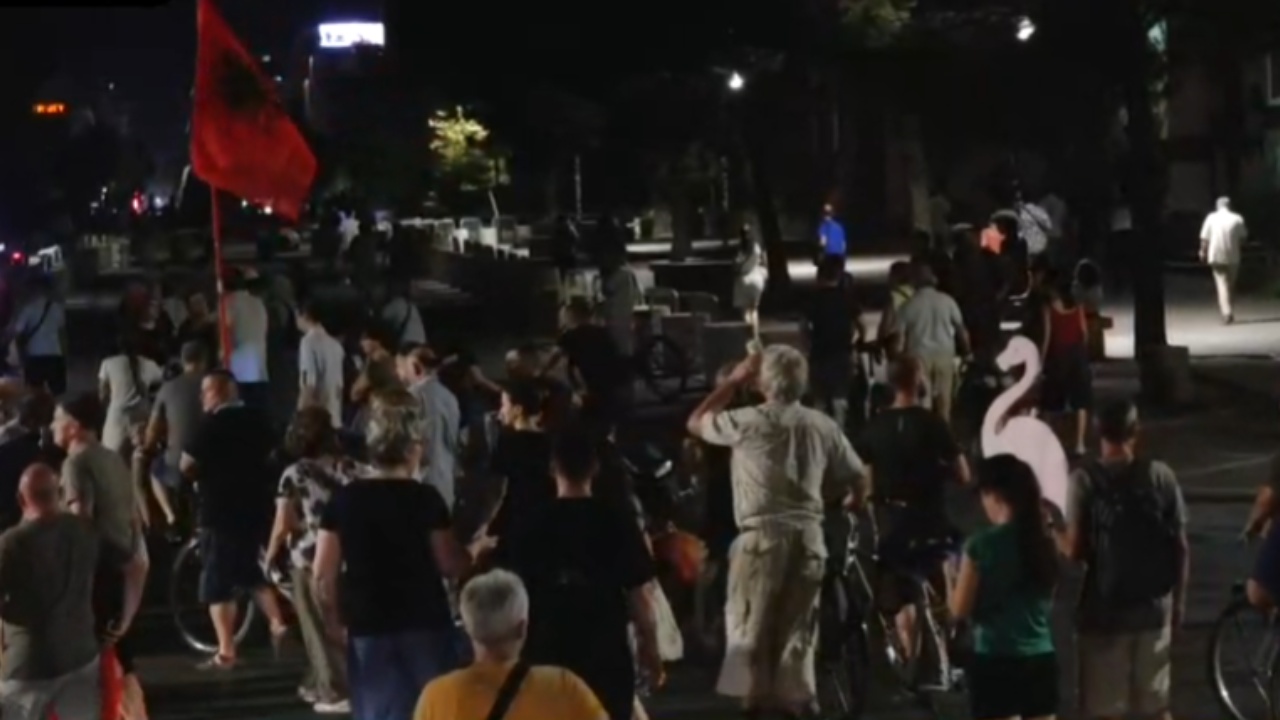 Protestuesit nisin të largohen nga bulevardi  Rama del nga Kryeministria nën masa të rrepta sigurie