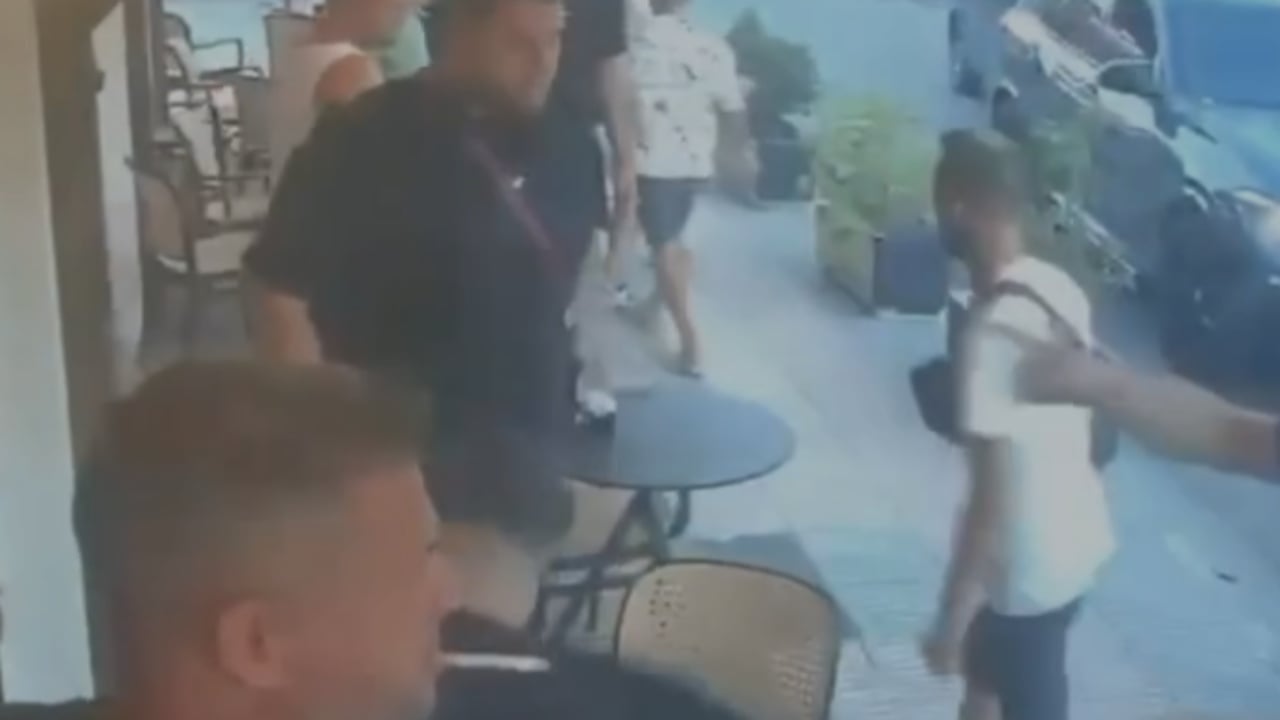 Video/ Me kallashnikov dhe pistoletë në lokal, dy të rinj kërcënojnë dhe dhunojnë një person në Shkodër