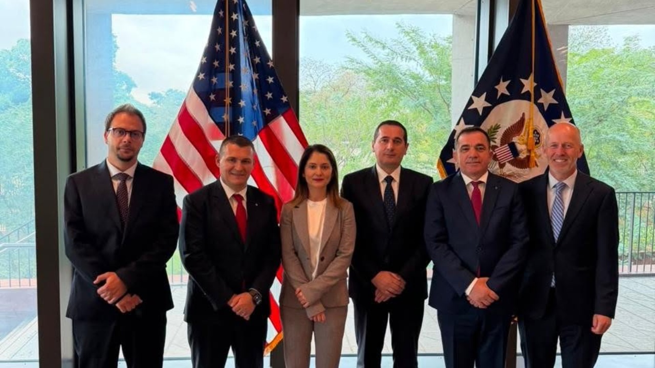 Ambasada e SHBA në Tiranë: Kreu i SPAK në konferencën e DEA-s, Shqipëria forcon rolin kundër narkotrafikut