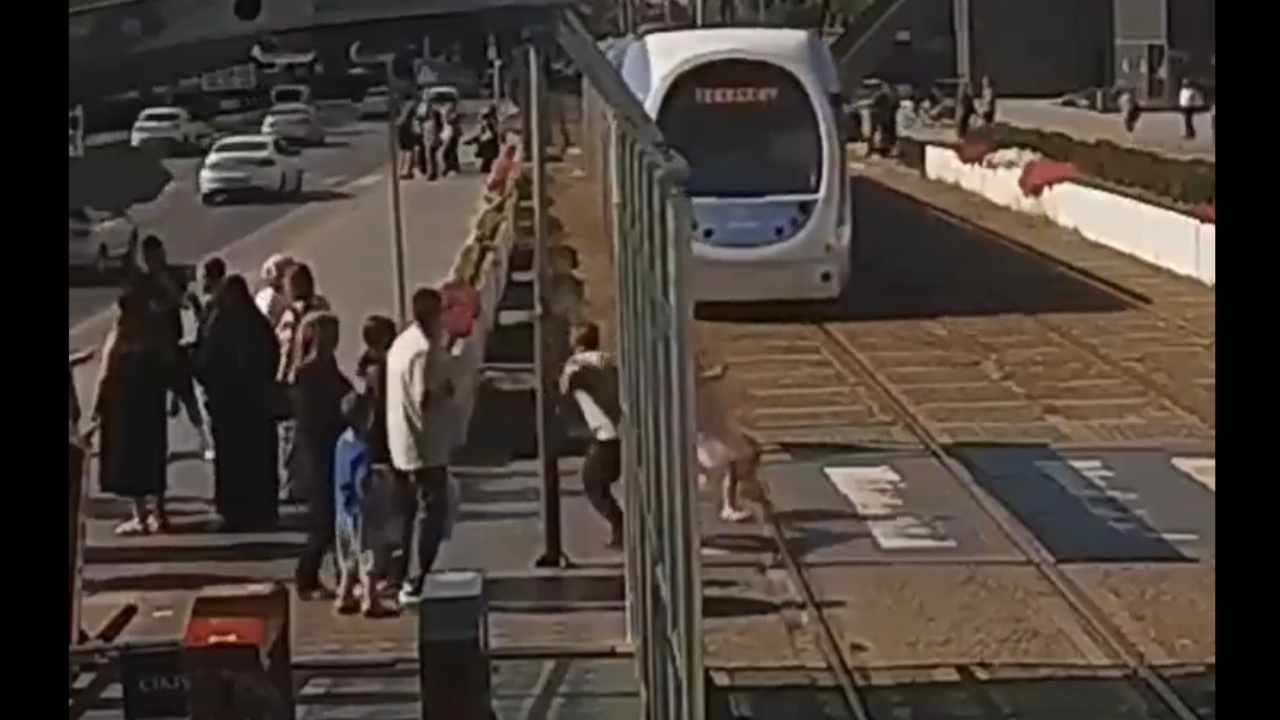 Video  E mitura tentoi të kalonte mbi shinat e tramvajit në Turqi  kalimtari hero shpëton 5 vjeçaren në momentet e fundit